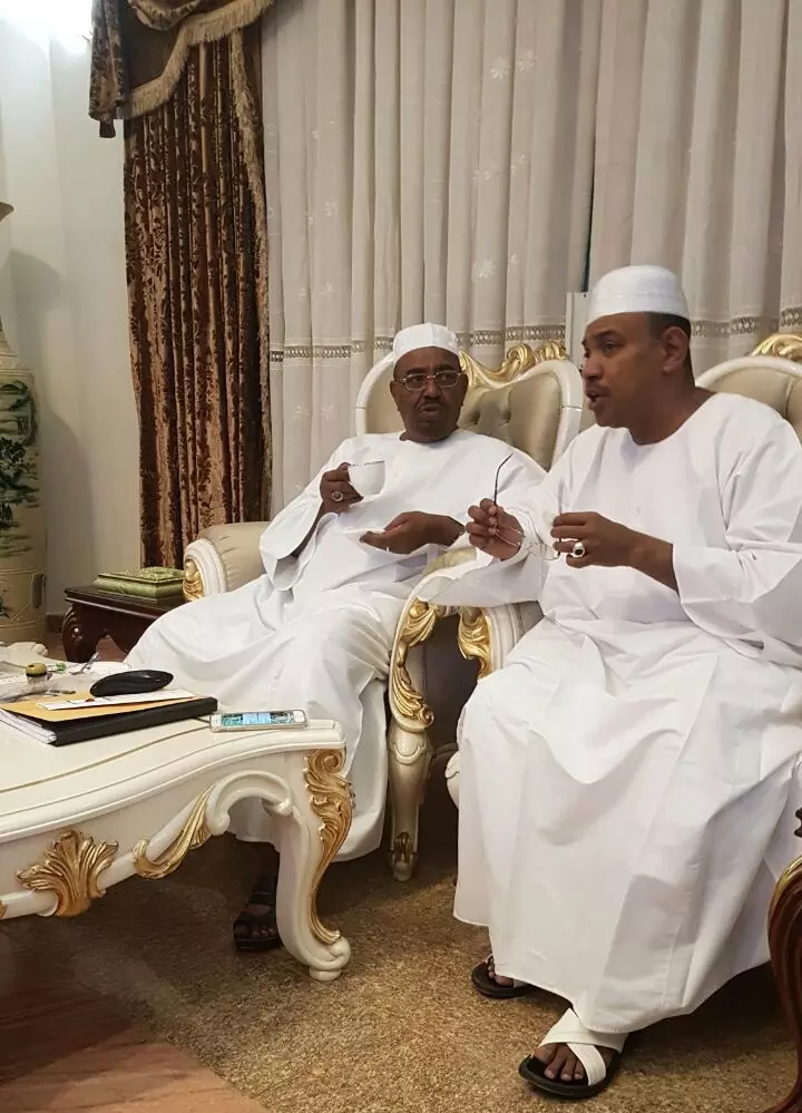 عمر البشير وشقيقه العباس