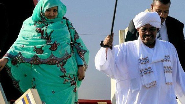 المخلوع عمر البشير وزوجته وداد بابكر