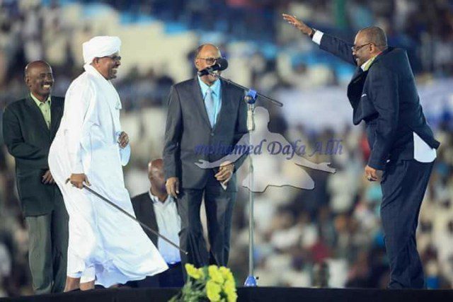 الكاردينال يرقص إلى جانب الرئيس المعزول عمر البشير