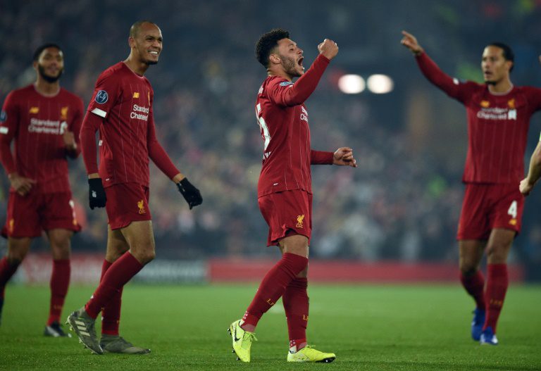 لاعب ليفربول أليكس أوكسلايد-تشامبرلاين يحتفل بتسجيله هدفا في مرمى غنك البلجيكي على ملعب "انفيلد رود"