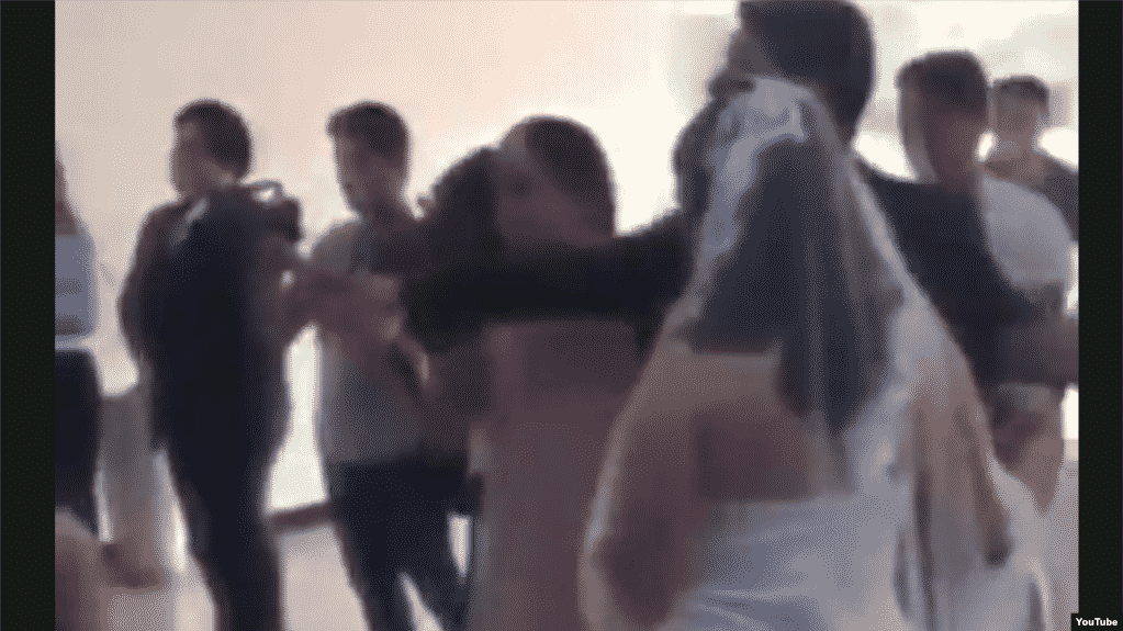 السيدة الغيورة تخريب حفل الزفاف، لتعبر للعريس عن حبها له