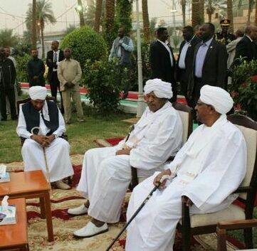 الصادق وهو يطرق إلى الأرض أمام عمر البشير وبكري حسن صالح