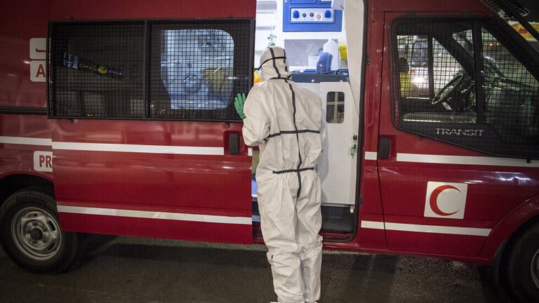 طبيب مغربي في دار البيضاء يستعد لإجراء عملية تطهير في إطار مكافحة فيروس كورونا AFP