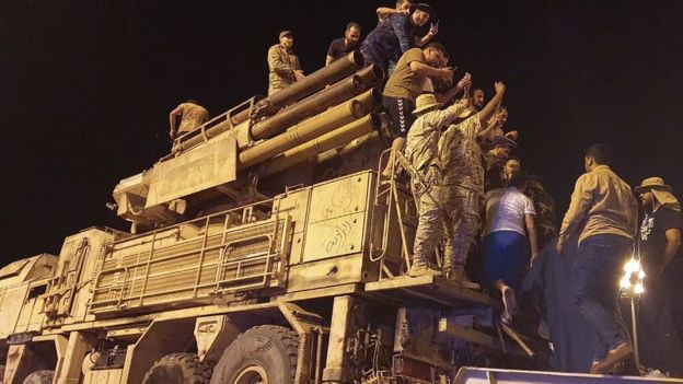 مقاتلون تابعون للحكومة يستعرضون نظاما روسياً للدفاع الصاروخي في طرابلس AFP