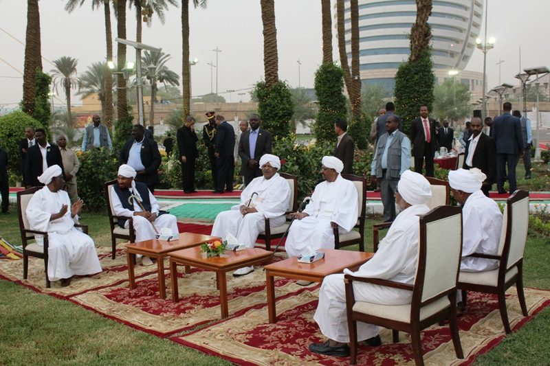 الصادق المهدي وجلسة مع قادة الانقاذ