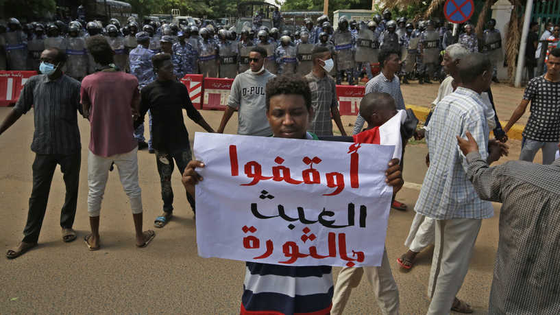 مئات السودانيين يتظاهرون أمام مجلس الوزراء ضمن إطار "مواكب جرد الحساب"