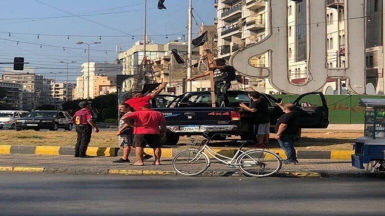 ناشطون يعلقون المشانق في ساحة النور في طرابلس