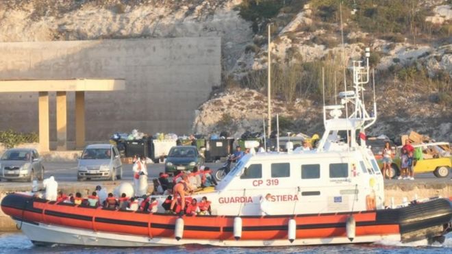 يقول المسؤولون إن لامبيدوزا تشهد زيادة في عدد المهاجرين الوافدين EPA