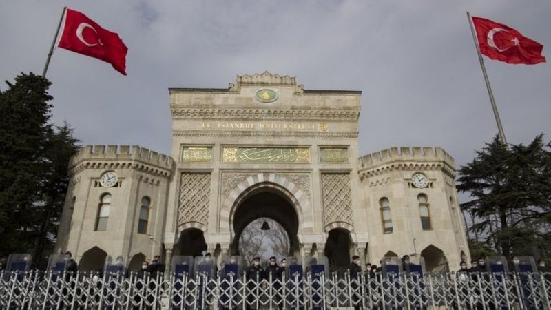 شرطة مكافحة الشغب أمام جامعة بوغازيتشي في اسطنبول EPA