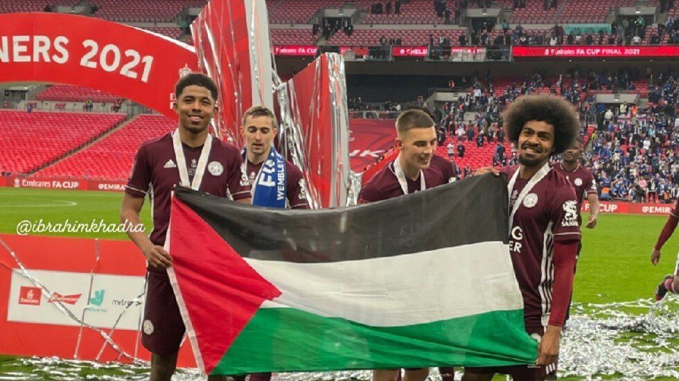 ليستر سيتي يرفع كأس الاتحاد الإنجليزي وعلم فلسطين