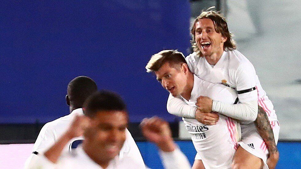 كروز يحمل مودريتش - ريال مدريد Reuters Sergio Perez