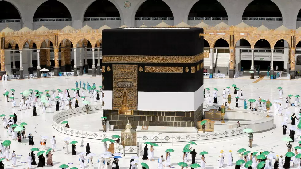 الحجاج يطوفون حول الكعبة المشرفة