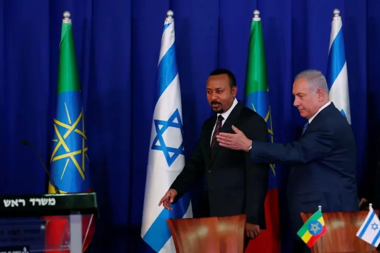 رئيس الوزراء الإسرائيلي السابق بنيامين نتنياهو يقف بجانب نظيره الإثيوبي آبي أحمد خلال لقاء سابق بالقدس (رويترز- أرشيف)