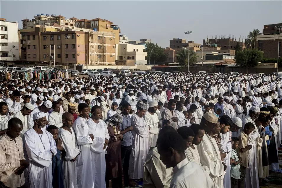 في السودان اعتاد الناس خرق قرار السلطات واقامة صلوات الجماعة