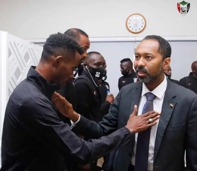 خالد عمر يؤكد وقوف الحكومة الانتقالية والشعب خلف المنتخب الوطني