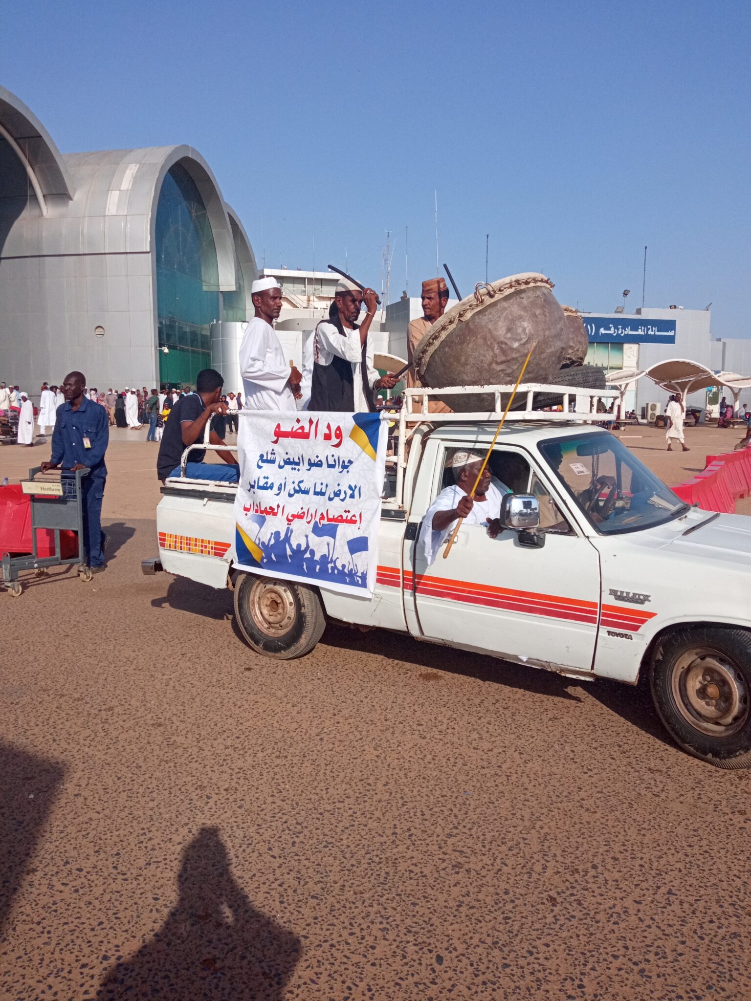 الجماهير تستقبل الكاتب الصحفي الكبير فتحي الضو بهتافات الثورة