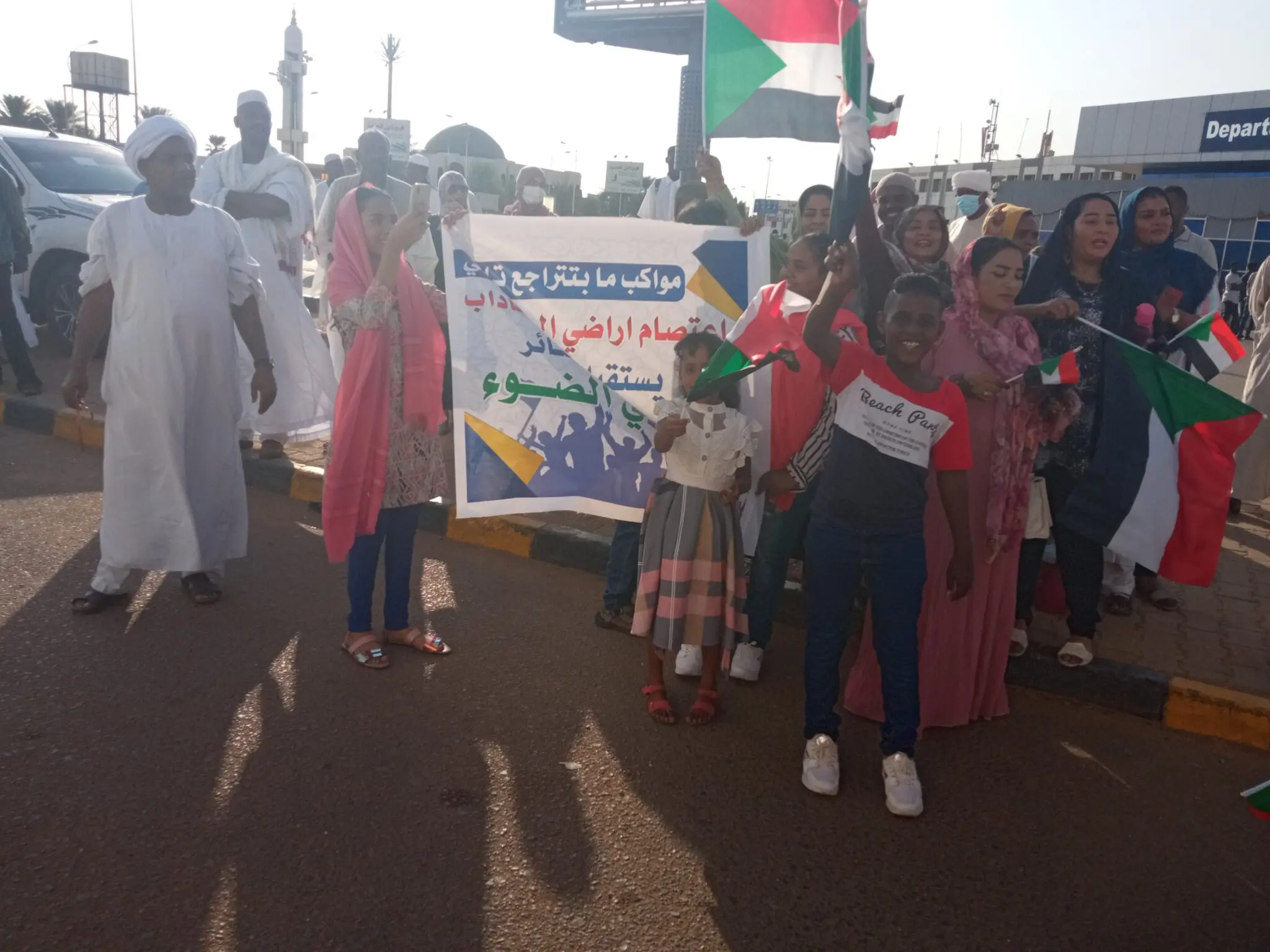 الجماهير تستقبل الكاتب الصحفي الكبير فتحي الضو بهتافات الثورة