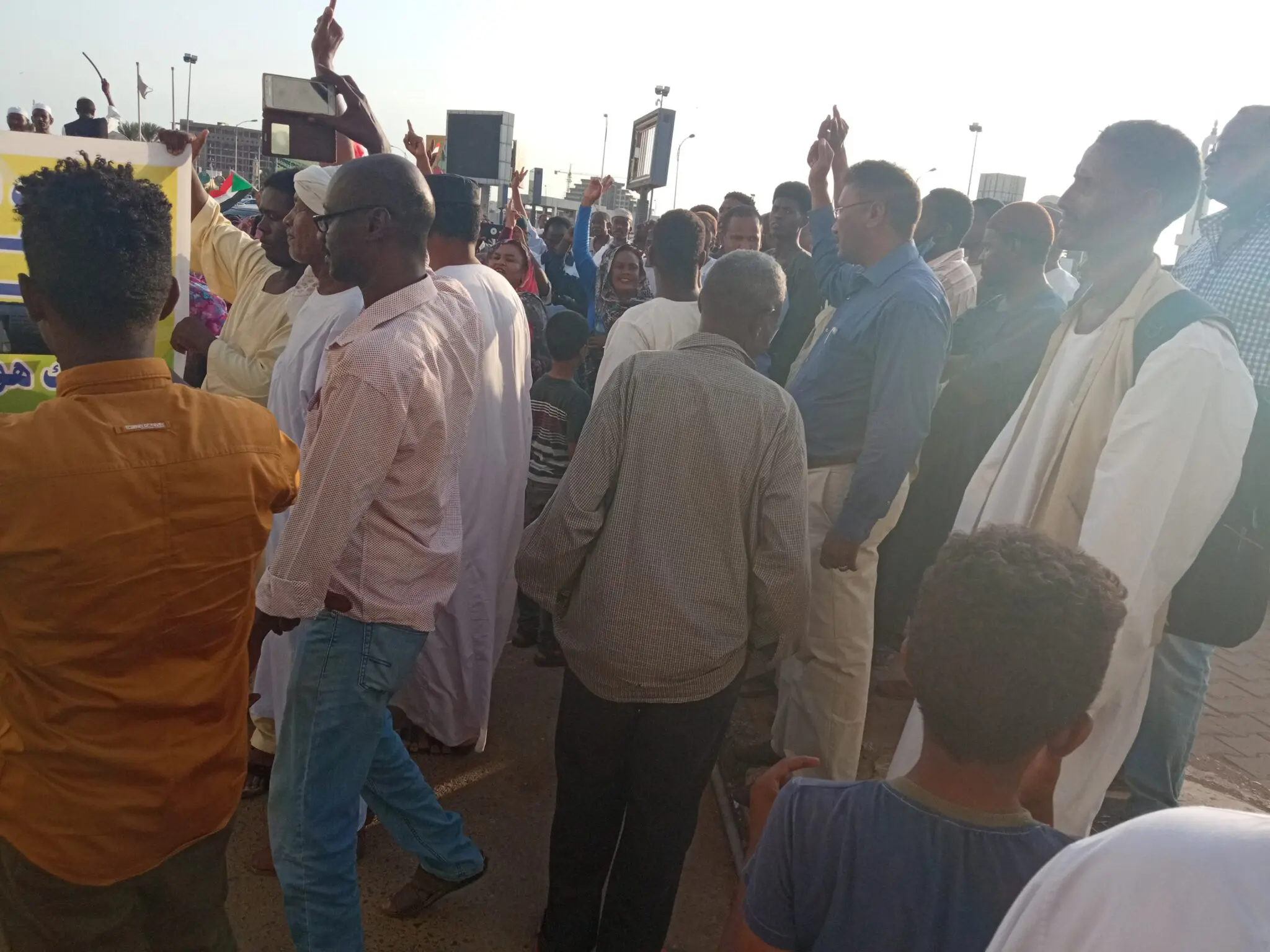 الجماهير تستقبل الكاتب الصحفي الكبير فتحي الضو بهتافات الثورة