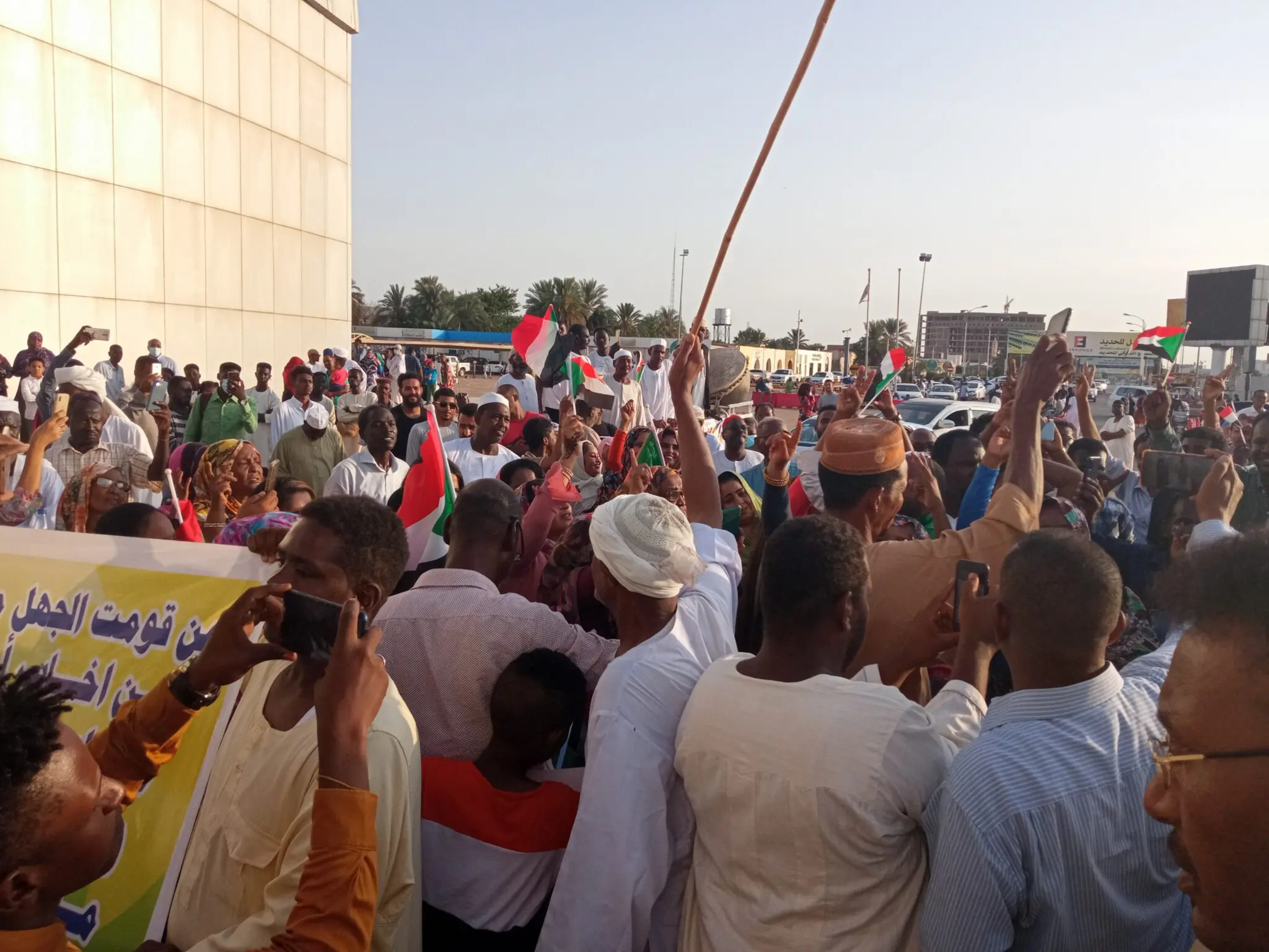 الجماهير تستقبل الكاتب الصحفي الكبير فتحي الضو بهتافات الثورة