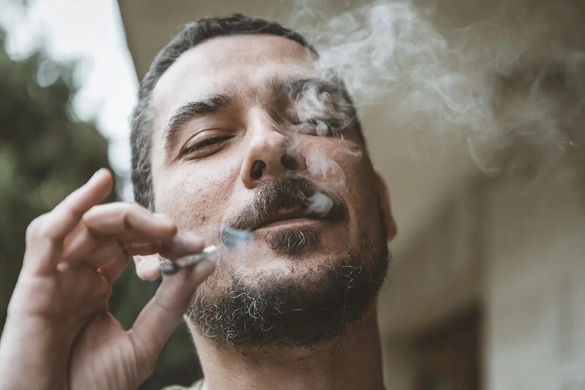 رجل يدخل القنب الهندي - صورة تعبيرية - Istock