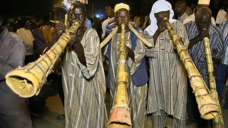 متظاهرون في الخرطوم يطالبون الجيش بالسيطرة على البلاد مجددا