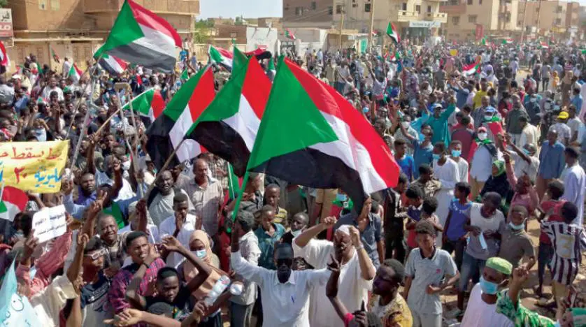 مظاهرة حاشدة ضد الحكم العسكري في أم درمان أمس (أ.ف.ب)