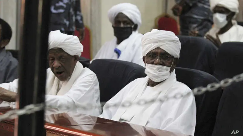 الرئيس السوداني السابق عمر البشير خلال إحدى جلسات محاكمته