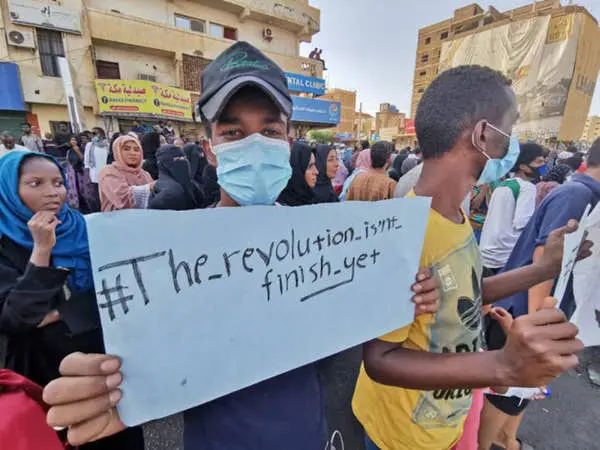 متظاهرون سودانيون مناهضون للانقلاب يتجمعون في أحد شوارع العاصمة الخرطوم الشهر الماضي للتعبير عن دعمهم للانتقال الديمقراطي في البلاد، الذي خرج عن مساره بانقلاب عسكري وحملة القمع القاتلة AFP