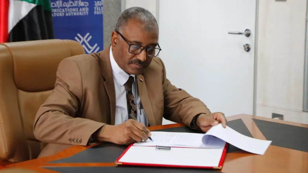الدكتور الصادق جمال الدين مدير عام جهاز تنظيم الاتصالات