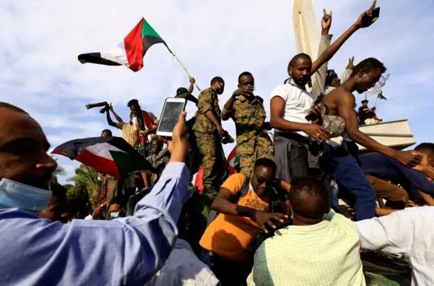 المحتجون في السودان يعودون إلى الشارع وسط اضطراب الاتصالات