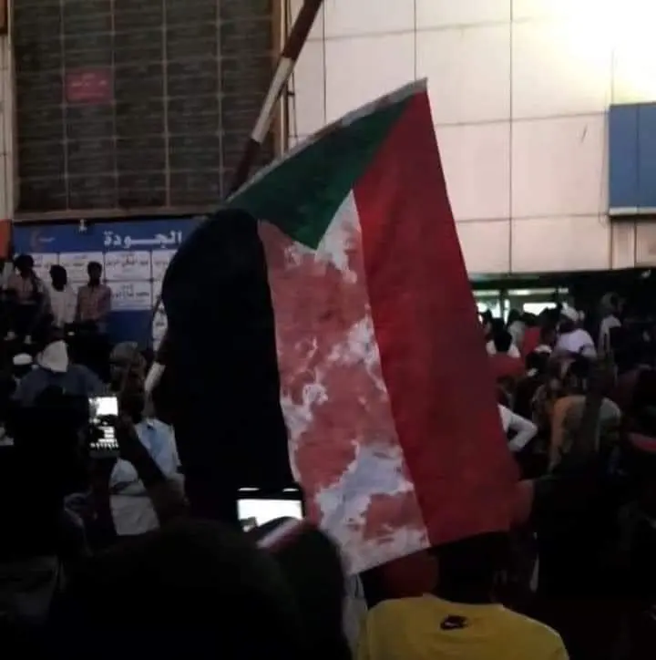 العلم السوداني مخضب بالدماء
