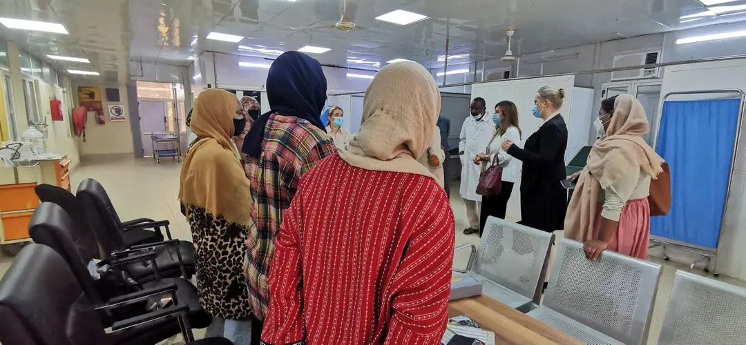 السفيرة النرويجية لدى السودان تيريز لوكين غيزيل والسفيرة السويدية لدى السودان سيني بورغستالر يقومان بجولة في مستشفى الخرطوم التعليمي مع مديرها الفاتح عبد الله