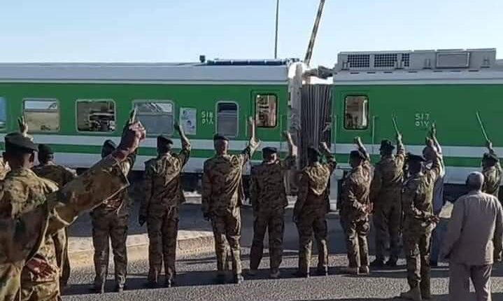 العساكر يودعون قطار الفلول المتجه للعاصمة لدعم انقلاب البرهان