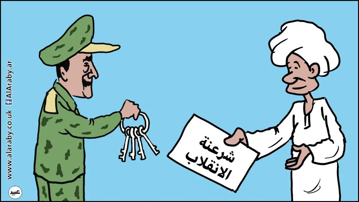 المؤكّد اليوم في السودان أن ثمّة حوارا يجري بين قوى الحرية والتغيير والمكون العسكري الانقلابي الحاكم منذ انقلاب 25 أكتوبر/ تشرين الأول (2021)، حتما سيكون له ما بعده. والثابت أيضا أن هذا الحوار الثنائي جاء استجابة لضغوط أميركية وإقليمية قوية لإنهاء الخلاف العسكري والمدني، واستشراف مرحلة جديدة، حسبها أن توفر مخرجا للطرفين من الأزمة التي أوصلت البلاد إلى حافة الهاوية والانهيار. والأسباب التي دفعت إلى التفاوض متعدّدة ومتشابكة، فالعسكر يبحث عن مخرج من المأزق الذي حشروا فيه أنفسهم، وقائد الانقلاب، عبد الفتاح البرهان، التزم خطّا واضحا يعيد به النظام القديم بدون عمر البشير. ومن هذه الزاوية، يمكن فهم ما يدور في السودان. إنها الفكرة التي أطلقت قبيل الثورة التي أطاحت نظام البشير في عام 2018، مختصرها إبعاد عمر البشير واستمرار حكم الإخوان المسلمين، وفق شروط جديدة للعبة، وتحت مظلة انتخابات وتعددية سياسية. وهذا ما يعنيه البرهان في كل مرة يؤكد فيها على مشاركة كل القوى، ما عدا حزب المؤتمر الوطني. والآن تبدو الشروط الموضوعية للتغيير متوفرة، فمسألة تغيير الاسم وتبديله ثقافة ثابتة ومجرّبة للحركة الإسلامية في السودان، فمن الإخوان إلى جبهة الميثاق إلى الجبهة الإسلامية للإنقاذ، وصولا إلى المؤتمر الوطني، ثم خليفته المؤتمر الشعبي الذي هو في واقع الأمر جزء من السلطة الانقلابية الحاكمة اليوم. يلفت النظر الدعم الذي يحظى به البرهان والإنقلابيون من مصر والسعودية والإمارات، في جهود تقف بوضوح إلى صفهم، وتدعم عودة الإخوان المسلمين إلى الحكم في السودان، على نقيض قمع هذه الدول هؤلاء وسجنهم وحظرهم واعتبارهم منظمة إرهابية. ويفسّر تناقض المصالح هذا مشيئة الولايات المتحدة المبكرة والسابقة لتنفيذ رغبتها في جمع هذه النقائض السودانية على صعيد واحد، في ما يعرف سودانيا بالهبوط الناعم. إذن، الحوار وإنهاء الأزمة هو جوهر الفكرة التي جعلت الإدارة الأميركية تبارك، ابتداء، مهمة الآلية الثلاثية (الأمم المتحدة، الاتحاد الأفريقي، الإيغاد) لحل الأزمة، ثم تلحق ذلك بإرسال مولي فيي، مساعدة وزير الخارجية، والتي وضعت النقاط على الحروف للعسكريين والمدنيين. العسكر يبحث عن مخرج من المأزق الذي حشروا فيه أنفسهم، وقائد الانقلاب، البرهان، التزم خطّا واضحا يعيد به النظام القديم بدون البشير ويبدو أن فكرة هبوط ناعم قد عاودت قوى الحرية والتغيير، فتعمل هذه على تنفيذها مع العسكريين، لتخرج بحكومة مدنية مؤقتة من التكنوقراط برقابة عسكرية، والبدء في الترتيبات لانتخابات مبكرة. ووفقا لهذا المسعى، سيكون دور الآلية الأممية الثلاثية المنظم والضامن لترتيبات المرحلة المقبلة، لكن الآلية غير مرحب بها وبجهودها لدى أطراف سياسية متعدّدة، تتهمها بأنها تهدف إلى إضفاء الشرعية على الانقلاب العسكري. ومن ذلك الانتقاد اللاذع لها من تجمّع المهنيين الذي أعلن صراحة عدم ثقته بها وبشخوصها، وخصّ بالذكر الموفد الأفريقي ولد لبات، فقد رفض تجمع المهنيين إعادة تعيين لبات موفدا، في رسالة بعثها إلى الاتحاد الأفريقي في 25 فبراير/ شباط. أما أكبر المعضلات فتتمثل في موقف شباب لجان المقاومة الرافض تماما التفاوض مع العسكر، متمسكا بشعاراته "لا تفاوض، لا شراكة، لا مساومة". لقد أصبحت اللجان لاعبا لا يستهان به في الساحة السياسية، وتتجّه، بخطوات ثابتة، إلى أن تصبح أكبر قوة منظمة في السودان. وقد أصدرت، أخيرا، وثيقة "دستور سلطة الشعب"، المانفيستو المؤطر لفكرة اللجان وأهدافها. وقد نجحت في جذب حلفاء لها من القوى السياسية، وحليف مهم هو تجمع المهنيين. ووجود اللجان المحرّك لتظاهرات المدن في كل السودان يمثل تحدّيا حقيقيا لأي اتفاق يتوصل إليه المتفاوضون من عسكر ومدنيين. هل من مخرج؟ وصف القيادي في "الحرية والتغيير" ياسر عرمان التفاوض مع العسكر بأنه يوفر "المخرج الآمن لإنهاء الانقلاب"، في كلمات غير محسوبة، أغضبت كثيرين في الشارع الساخط أصلا. واضطرت قيادة قوى الحرية والتغيير للتخفيف من لغة المساومة، ليستبدلها قيادي آخر هو رئيس حزب المؤتمر السوداني عمر الدقير بقوله إنهم أبلغوا الآلية الثلاثية بأنهم "لن يكونوا جزءاً من حوار يشرعن الانقلاب، ولا ينهيه، ولا يؤدّي إلى قيام سلطة مدنية من قوى الثورة"، وهو قول تنفيه المحادثات الجارية. يبدو أن فكرة هبوط ناعم قد عاودت قوى الحرية والتغيير، فتعمل على تنفيذها مع العسكريين وأخيرا، اختارت الموفدة الأميركية مولي لقاءها مع ممثلي لجان المقاومة منصّة تعلن عبرها أسباب زيارتها إلى السودان: القلق بشأن وضع السودان الاقتصادي الذي ازداد تردّيا بعد الانقلاب، وانعكاسات الحرب الأوكرانية التي سوف تزيد من تعقيدات الوضع، وبحسب قولها إن نحو 18 مليون سوداني سيكونون، في نهاية سبتمبر/ أيلول، مهدّدين بالجوع، وهو "رقم مخيف"، بتعبيرها، بمعنى أن المجاعة تهدّد نصف السودانيين تقريبا، بكل ما يعنيه ذلك من صراعات وأزمات وربما حروب، وأكدت في اللقاء على الموقف الأميركي المساند للحراك الشعبي بالقول "أرجو أن تكونوا مؤمنين بأننا في صفكم، وأننا قد أوقفنا الدعم المادي للحكومة الحالية، لكننا فقط قلقون بشأن الوضع الاقتصادي، كما أننا نعلم أن هناك انشقاقا بين الدعم السريع والجيش ونخشى انفجار الأوضاع لديكم". ويعتقد الكاتب هنا أن أبلغ تلخيص للمشهد الحالي، ولموقف قوى الحرية والتغيير ورؤيتها للمخرج من الأزمة، ما كشف عنه عضو مجلس السيادة السابق محمد الفكي سليمان أن على القوى السياسية في "الحرية والتغيير" أن تجهز نفسها للانتخابات، مقابل أن يذهب العسكر إلى ثكناتهم. إنه الطريق المختصر للخروج من الأزمة كما تراه هذه القوى. مساومة يصعب أن يتقبلها الشارع في ظل العنف والضحايا والشهداء والمفقودين، وما أكثرهم، وفي ظل هيمنة طبقة فاسدة عسكرية في تحالف مدني يبحث عن "خروج آمن"، لكنه صعب.