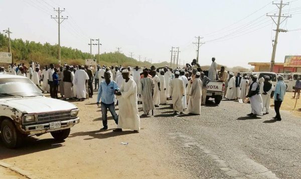 محتجون يغلقون طريق أبو حمد ويطالبون بإقالة أردول