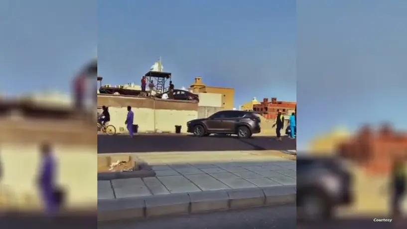 الحادث أسفر عن إصابة متوسطة لسائق المركبة التي استقرت على السطح | Source: Social Media