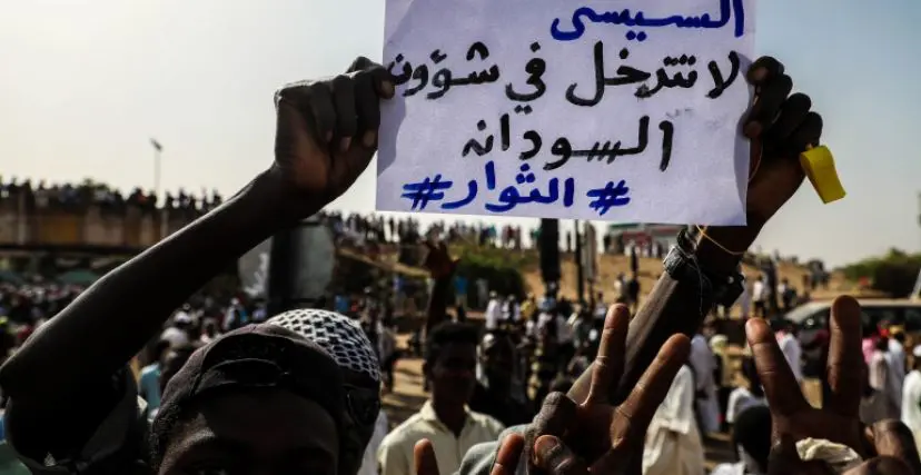 الثوار يحتجون على تدخل مصر في الشأن السوداني