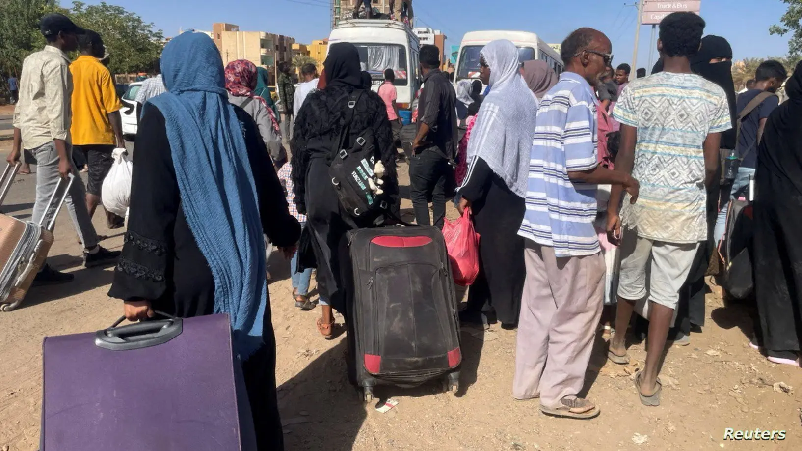الآلاف يغادرون الخرطوم بسبب المعارك. أرشيفية