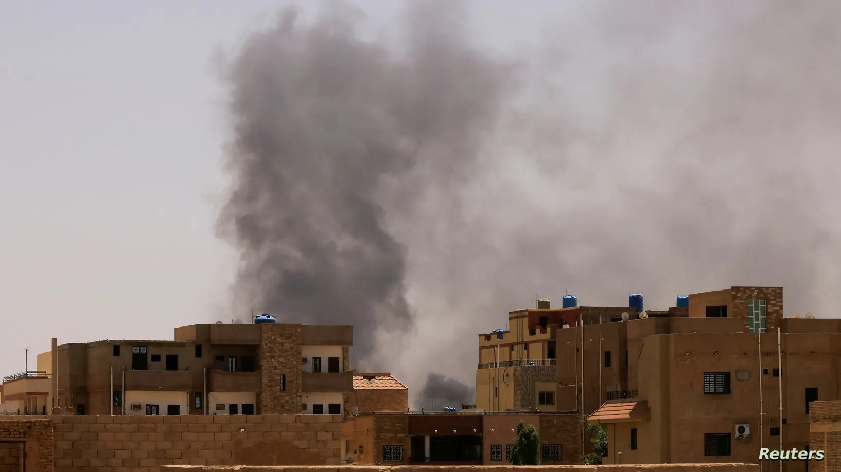 الدخان يتصاعد من المباني خلال الاشتباكات بين قوات الدعم السريع والجيش في الخرطوم بحري في 22 أبريل 2023 - رويترز