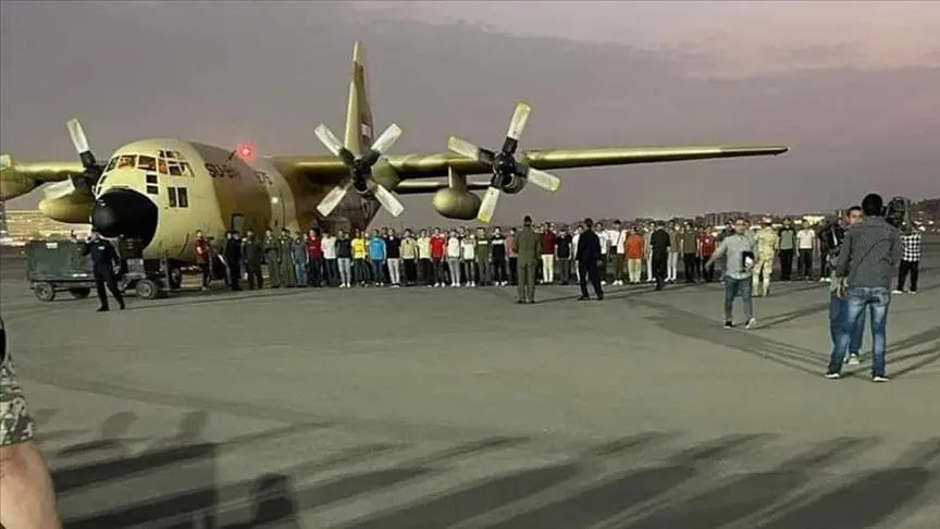 طائرة تقل الرعايا المصريين من السودان