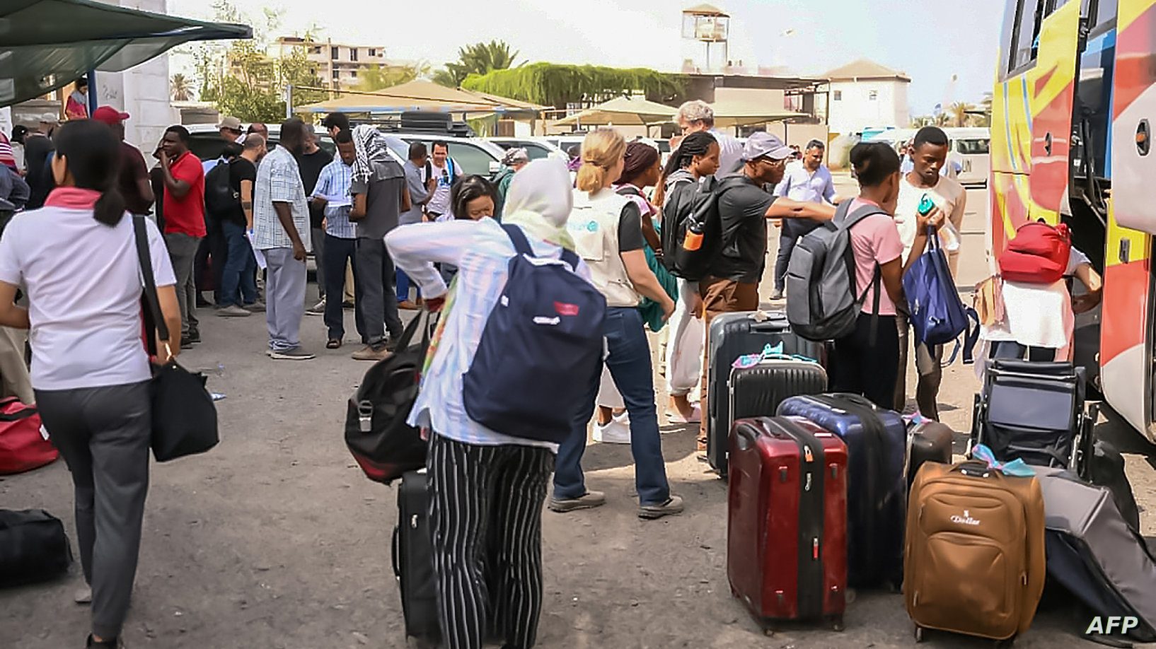 السودانيون يفرون من الحرب بين الجيش والقوات الدعم السريع - أ ف ب