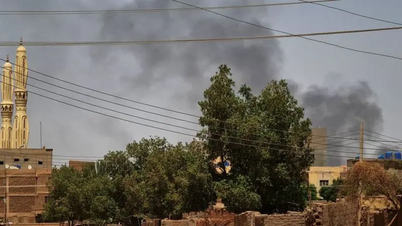 تصاعد الدخان فوق مدينة الخرطوم جراء الاشتباكات خلال أيام الهدنة