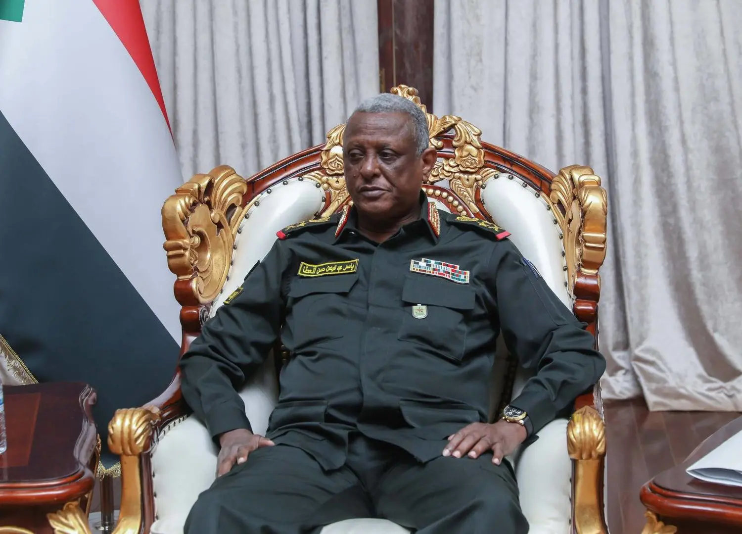 الفريق ياسر العطا عضو مجلس السيادة الحاكم في السودان