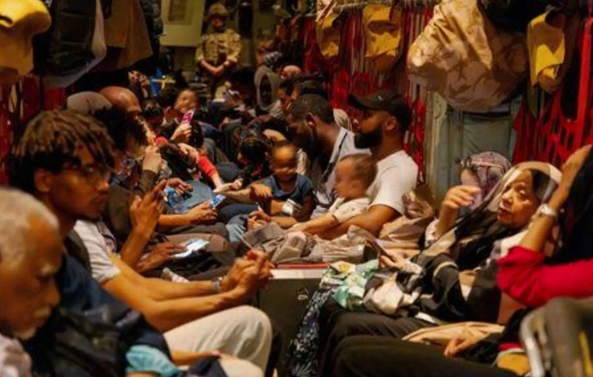 مواطنون يحملون الجنسية البريطانية يجلسون داخل طائرة تابعة لسلاح الجو الملكي البريطاني بعد إجلائهم في الخرطوم يوم 25 أبريل نيسان 2023. صورة لرويترز من وزارة الدفاع البريطانية. reuters_tickers