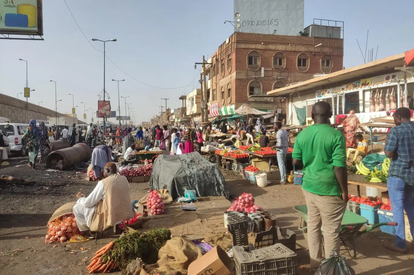 يتساءل السودانيون عن وعود المعونات وجسور الإغاثة الجوية والبحرية التي لم تتجاوز أسماعهم (أ ف ب)