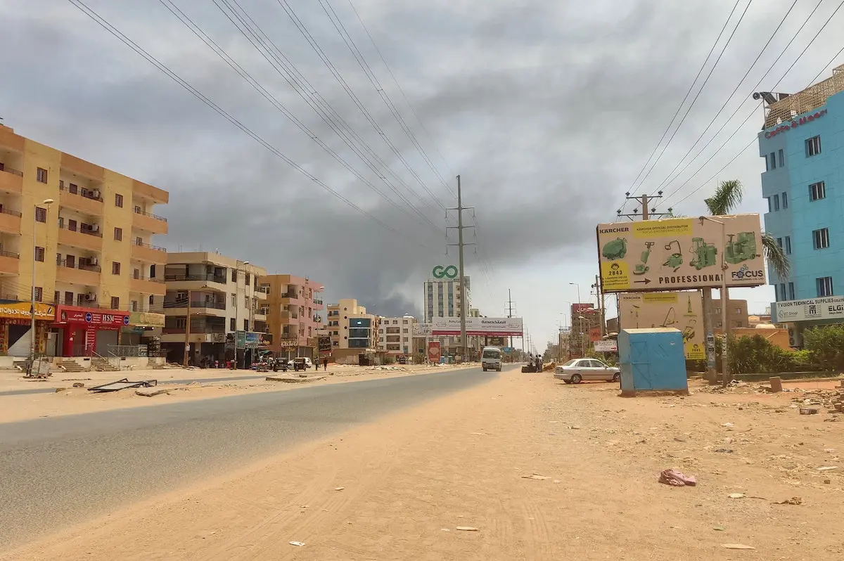 تصاعد الدخان في جنوب الخرطوم وسط القتال الدائر بين قوات الجيش السوداني وقوات الدعم السريع. 10 مايو 2023 - AFP