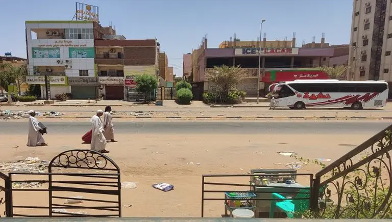 ويشهد السودان، منذ منتصف أبريل/نيسان الماضي، اشتباكات بين الجيش بقيادة عبد الفتاح البرهان و"الدعم السريع" بقيادة محمد حمدان دقلو (حميدتي)، تشمل العاصمة الخرطوم ومدنا أخرى شمالي وغربي البلاد.