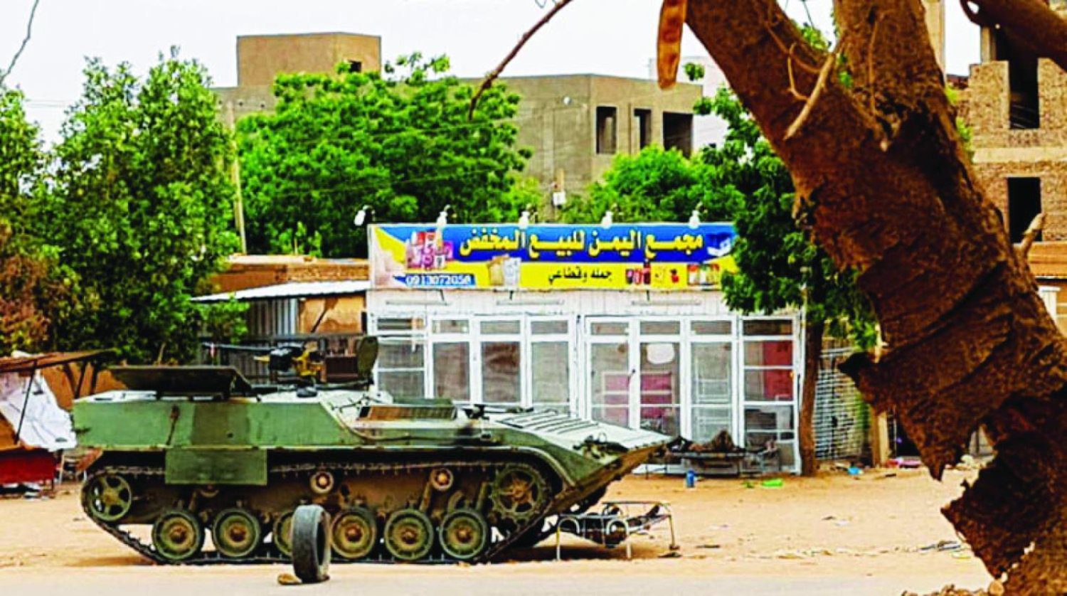 دبابة للجيش السوداني في إحدى نقاط التفتيش بالخرطوم (أ.ف.ب)