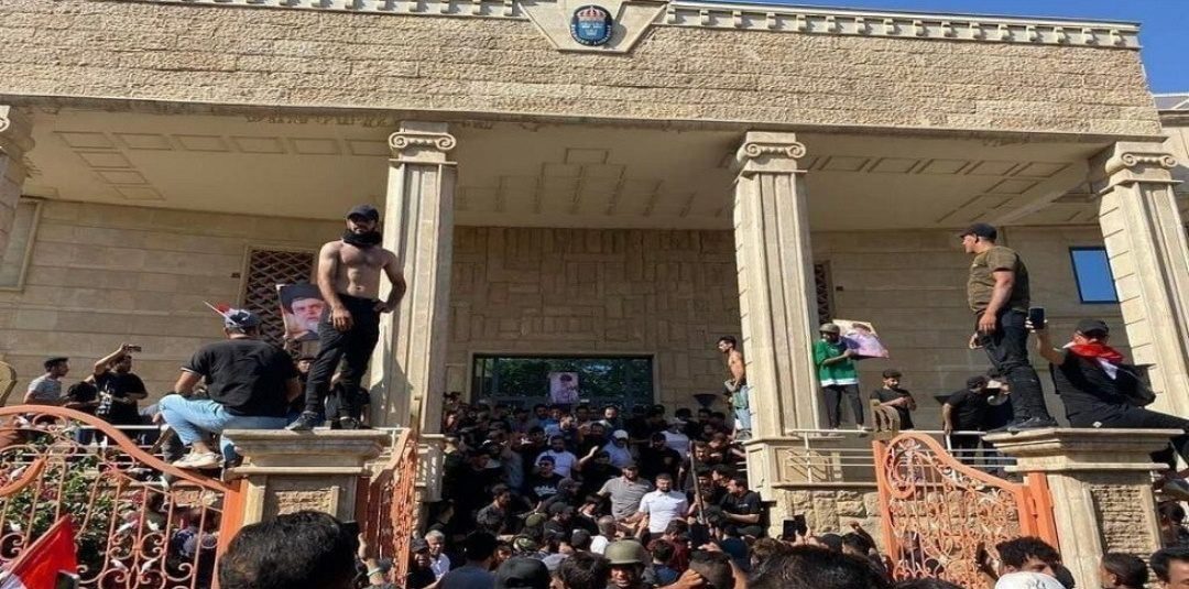 بسبب حرق القرآن الكريم .. عراقيون يقتحمون أسوار السفارة السويدية في بغداد