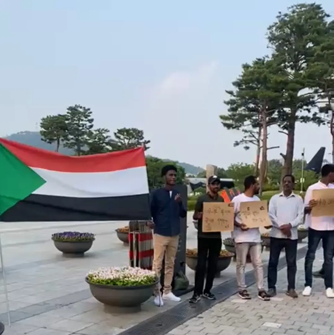 سودانيون ينظمون وقفة إدانة لجرائم الدعم السريع أمام القصر الرئاسي في سيئول